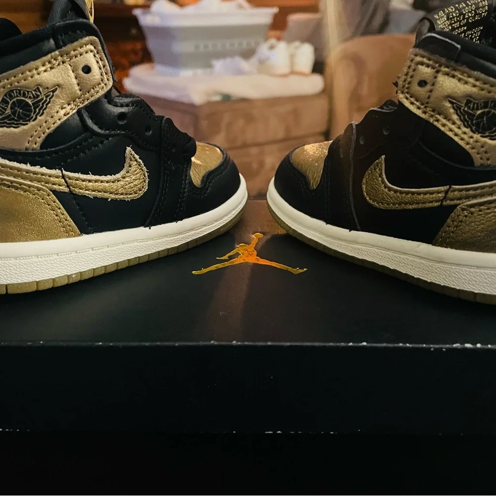 JORDAN 1 RETRO HIGH OG (TD) 5c
BLACK/METALLIC GOLD-SAIL
NOIR/VOILE/OR METALLIQUE - Picture 3 of 8